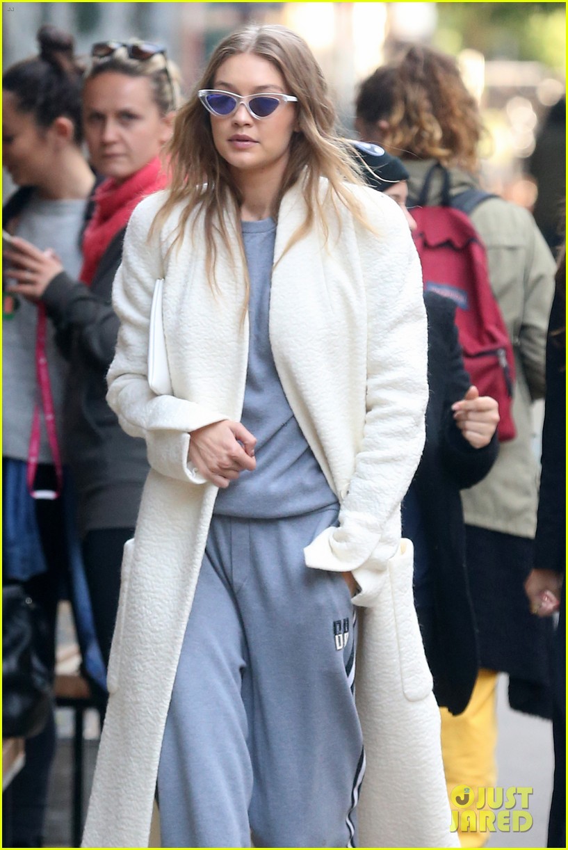 gigi hadid grabs lunch with girlfriends in nyc 04