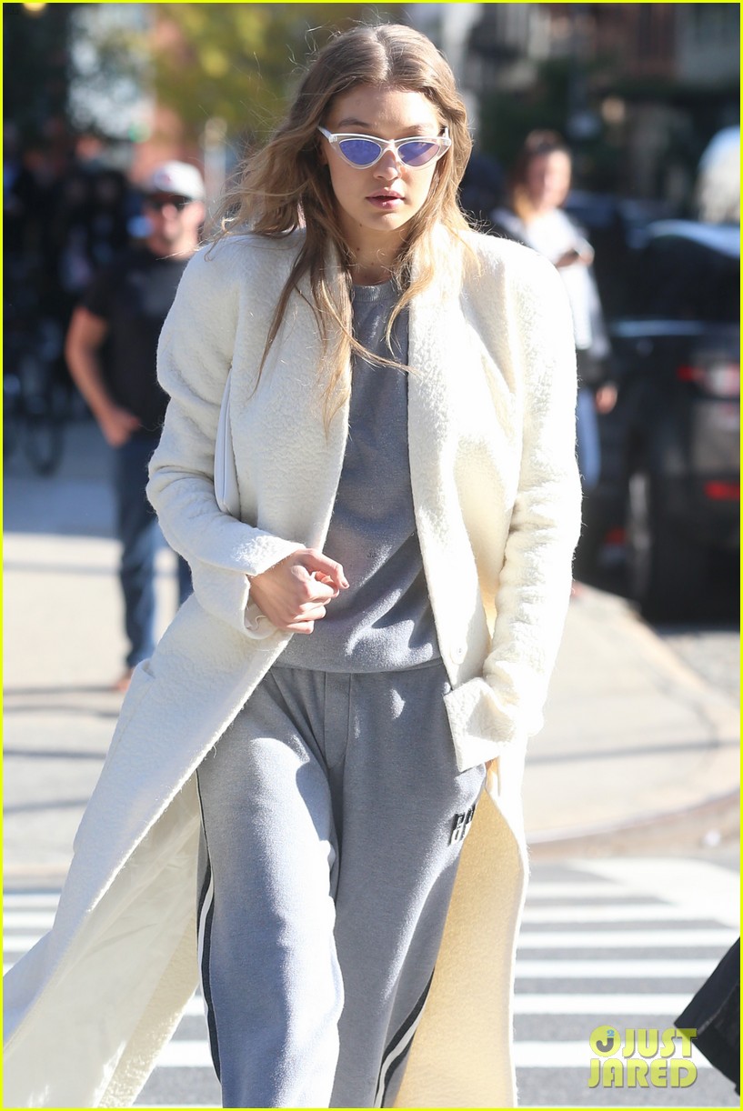 gigi hadid grabs lunch with girlfriends in nyc 06