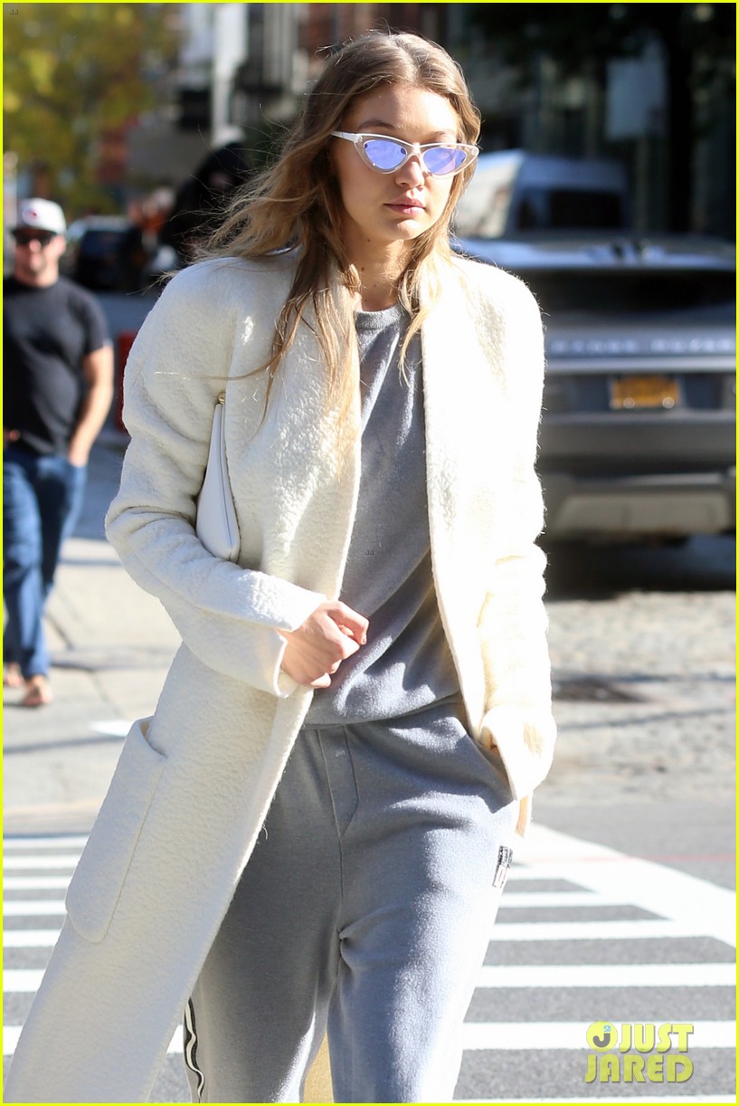 gigi hadid grabs lunch with girlfriends in nyc 08