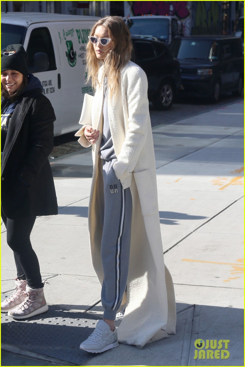 gigi hadid grabs lunch with girlfriends in nyc 10