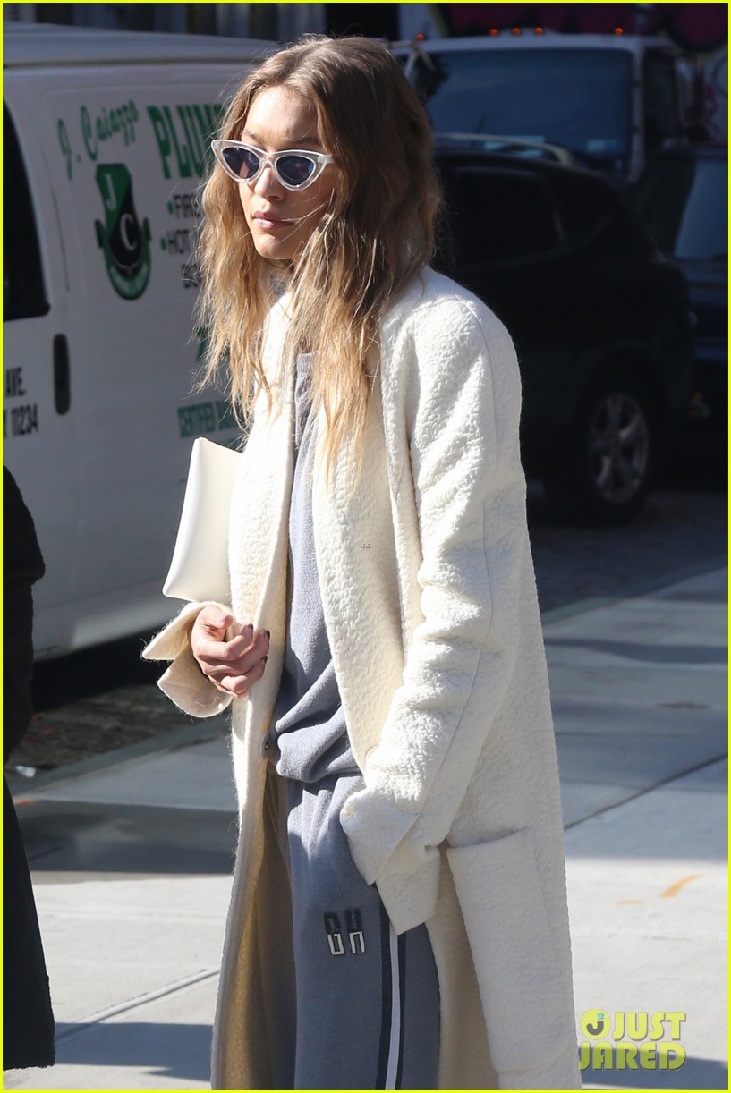 gigi hadid grabs lunch with girlfriends in nyc 13