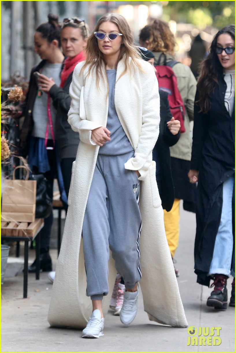 gigi hadid grabs lunch with girlfriends in nyc 16