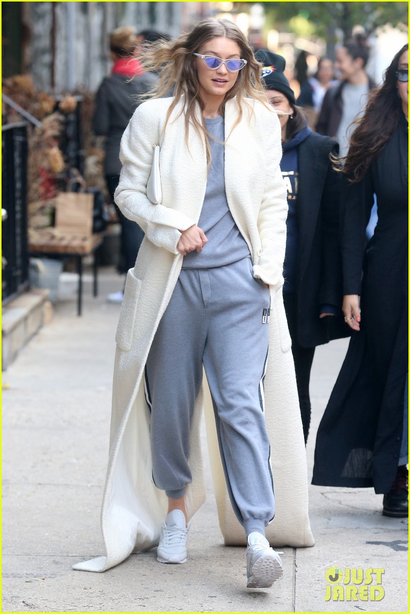 gigi hadid grabs lunch with girlfriends in nyc 17
