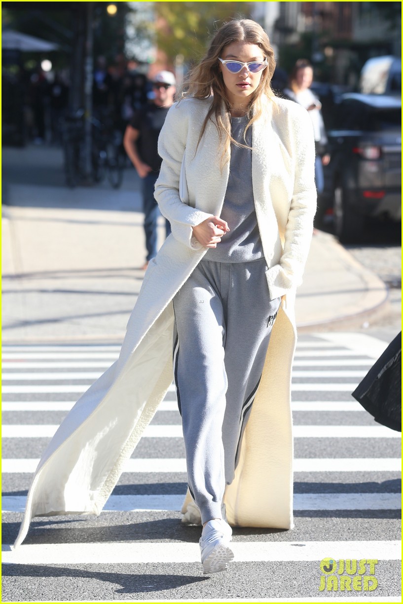 gigi hadid grabs lunch with girlfriends in nyc 21