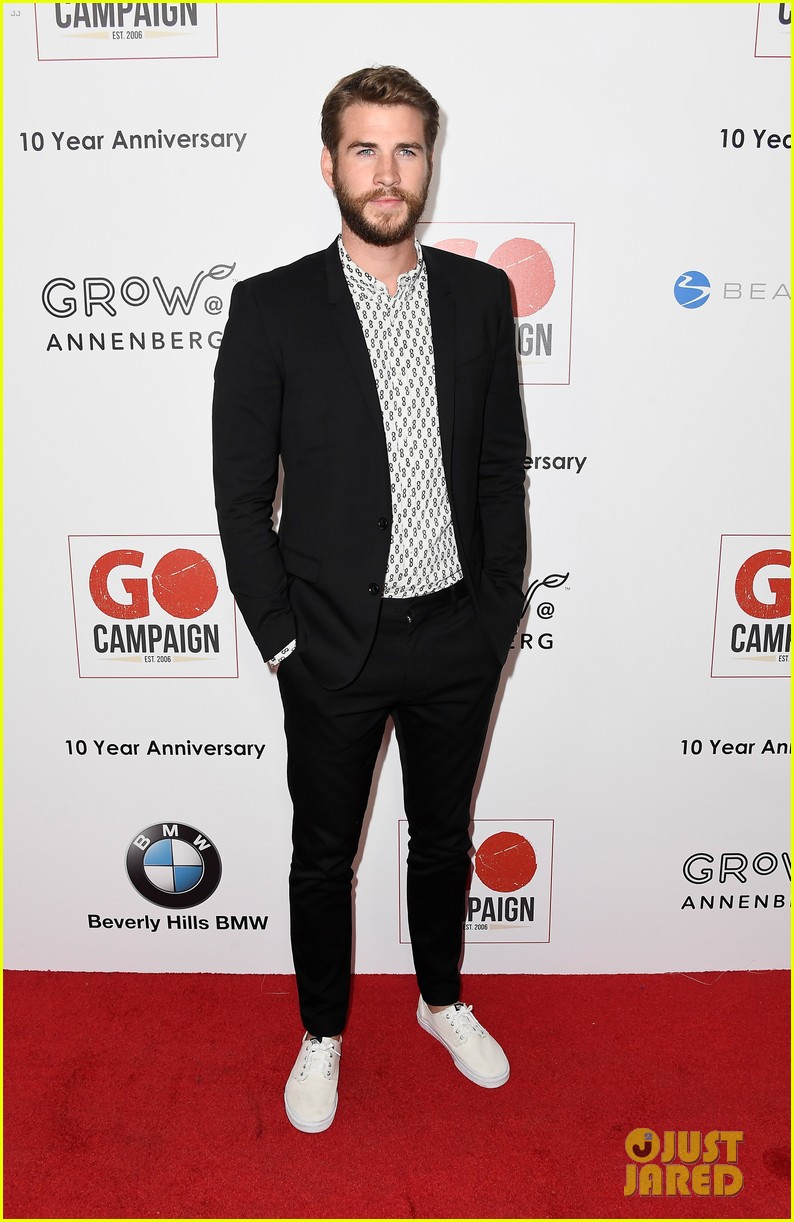 liam hemsworth robert pattinson and lily collins look sharp at go campaign gala 02