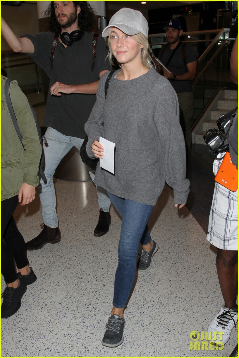 julianne hough goes makeup free for a flight out of lax 02