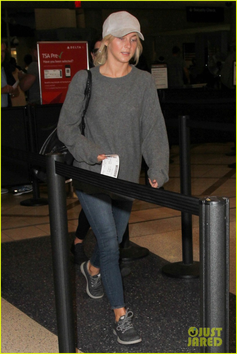 julianne hough goes makeup free for a flight out of lax 04