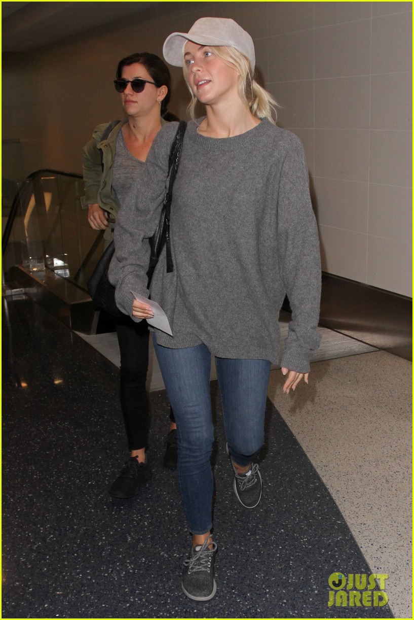 julianne hough goes makeup free for a flight out of lax 06