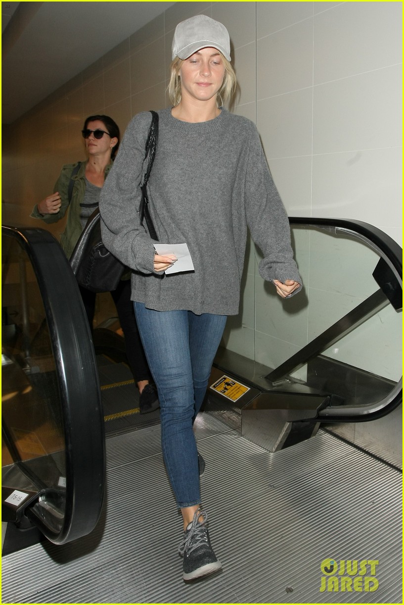 julianne hough goes makeup free for a flight out of lax 10