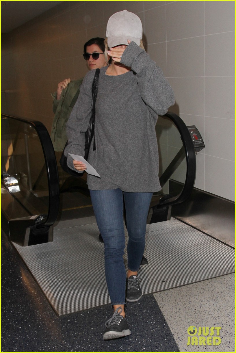 julianne hough goes makeup free for a flight out of lax 11