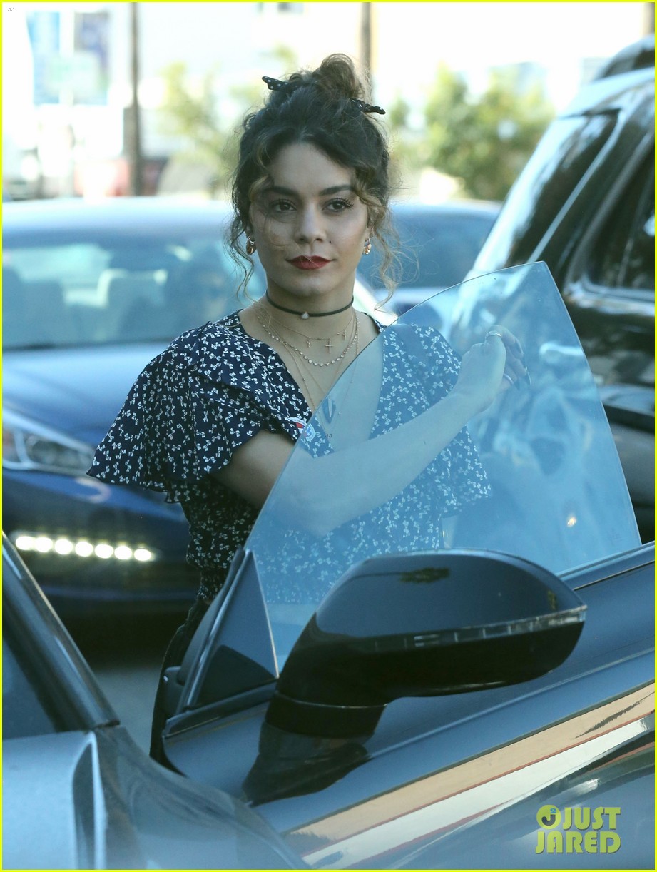 vanessa hudgens wants to know if youve voted 10