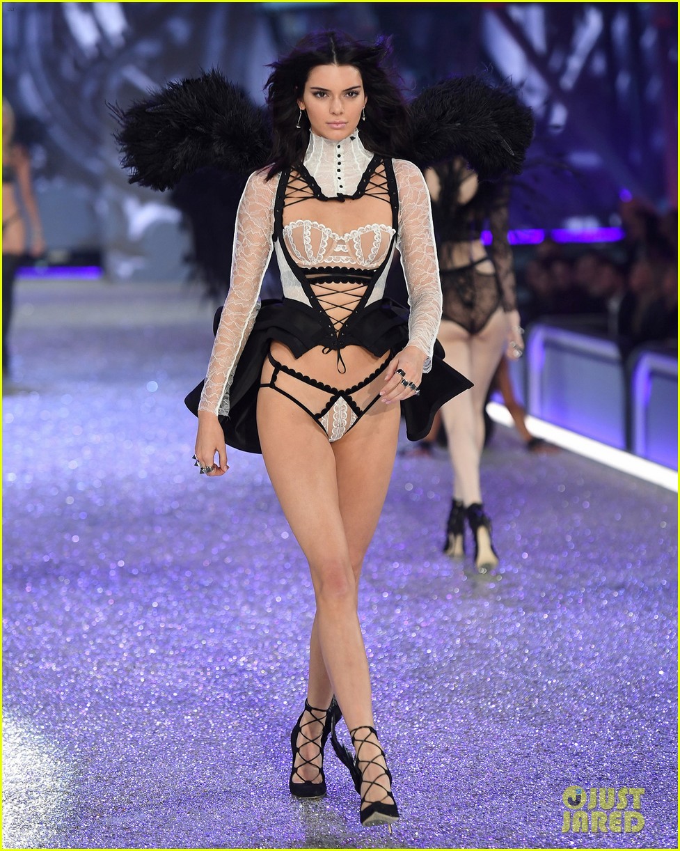 kendall jenner slays the runway during victorias secret fashion show 2016 12