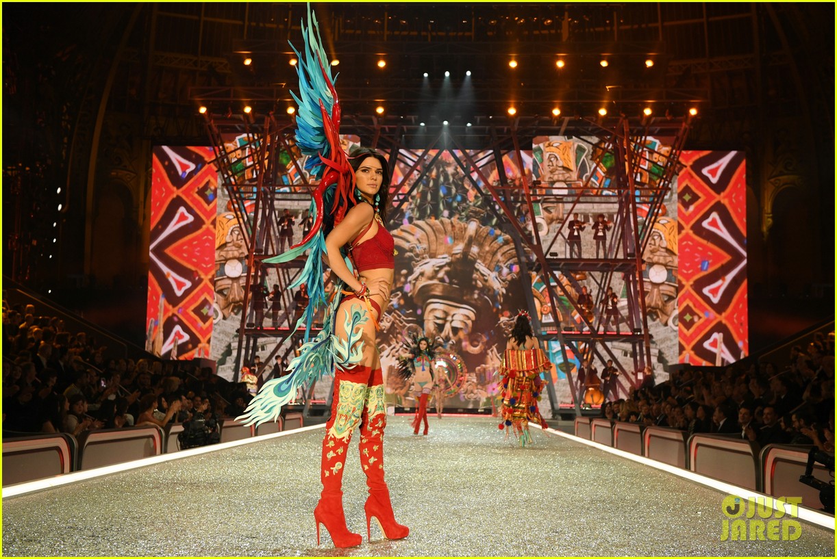 kendall jenner slays the runway during victorias secret fashion show 2016 15
