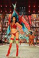 kendall jenner slays the runway during victorias secret fashion show 2016 16