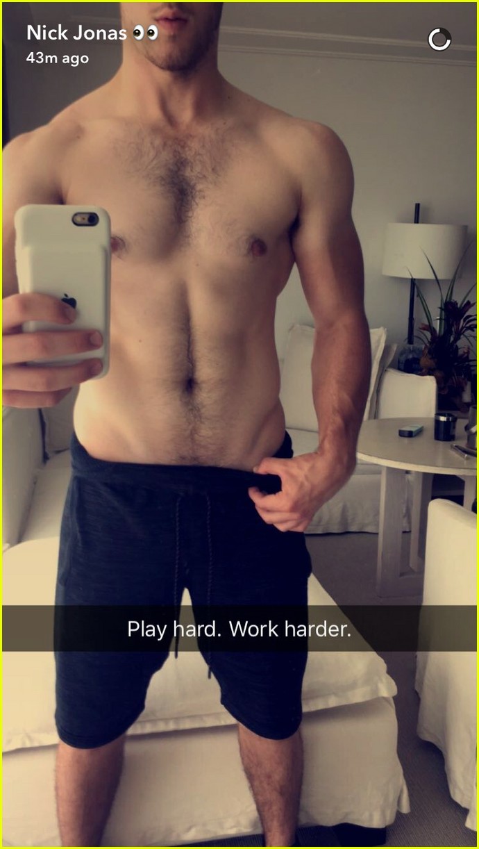 nick jonas shares shirtless selfie on snapchat 01