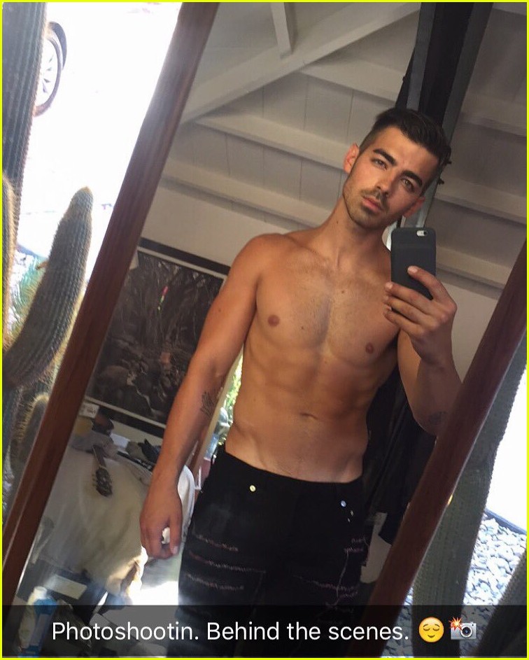 nick jonas shares shirtless selfie on snapchat 03