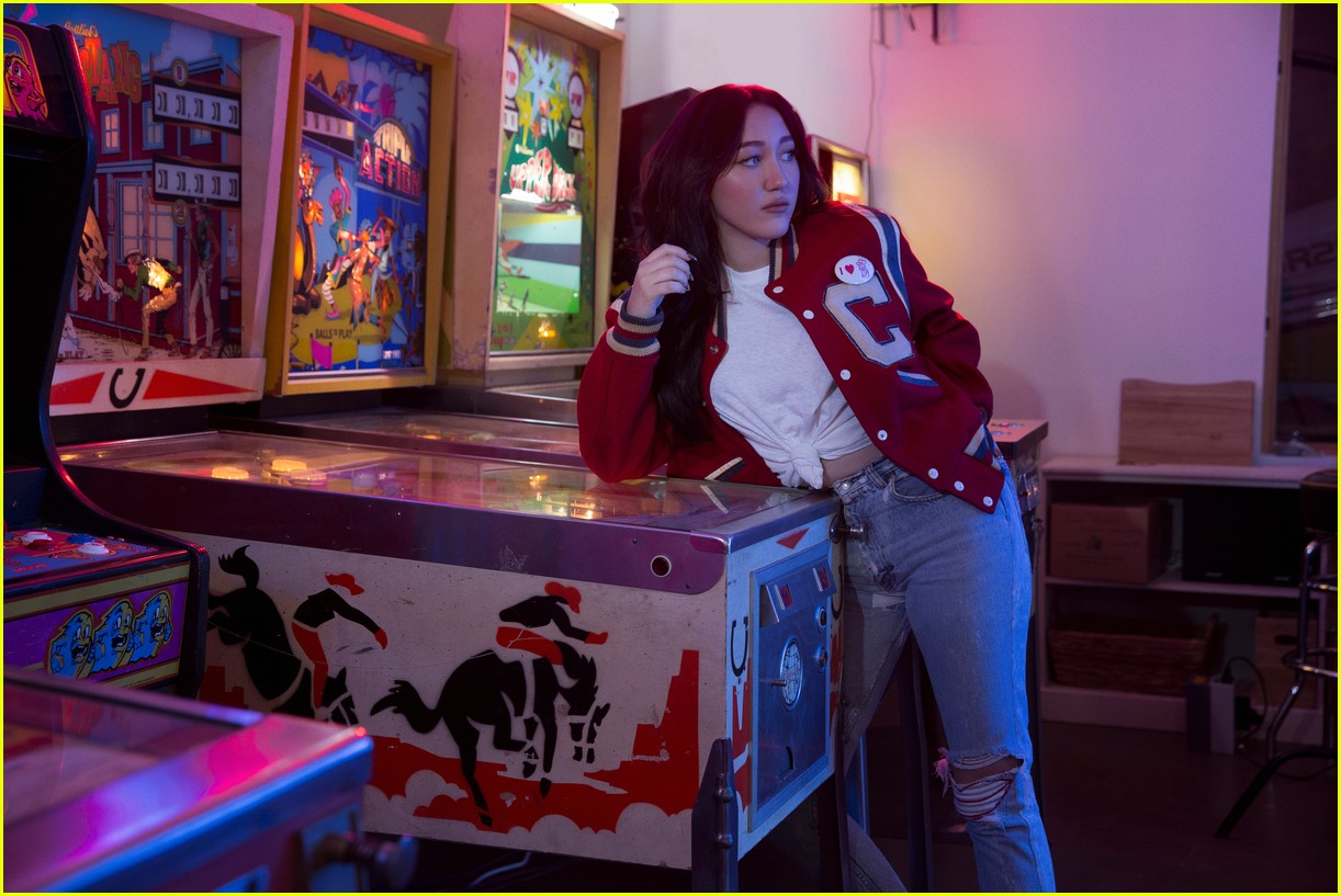 noah cyrus drops her first single make me cry 01