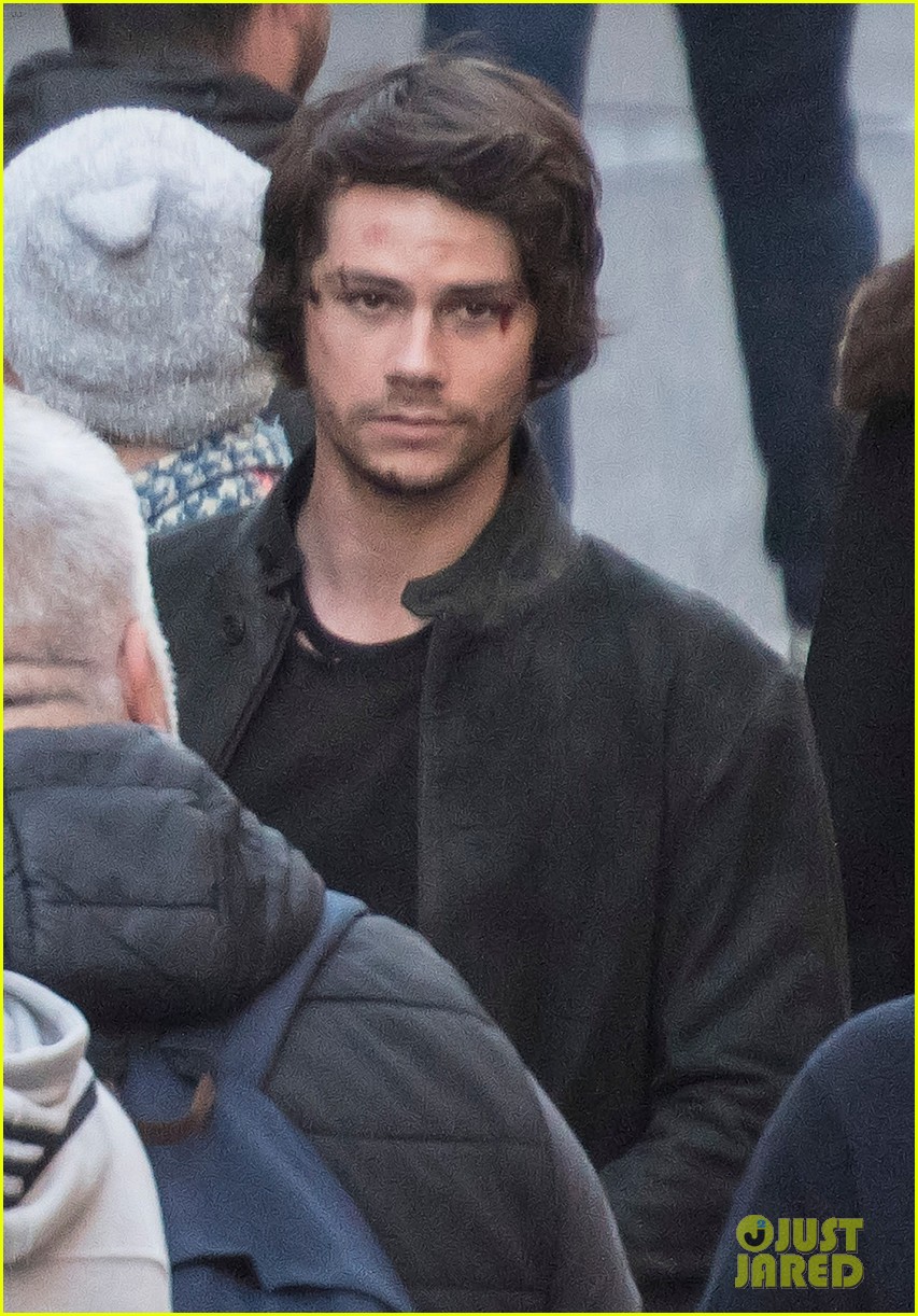 dylan obrien spotted on set for first time since accident 01