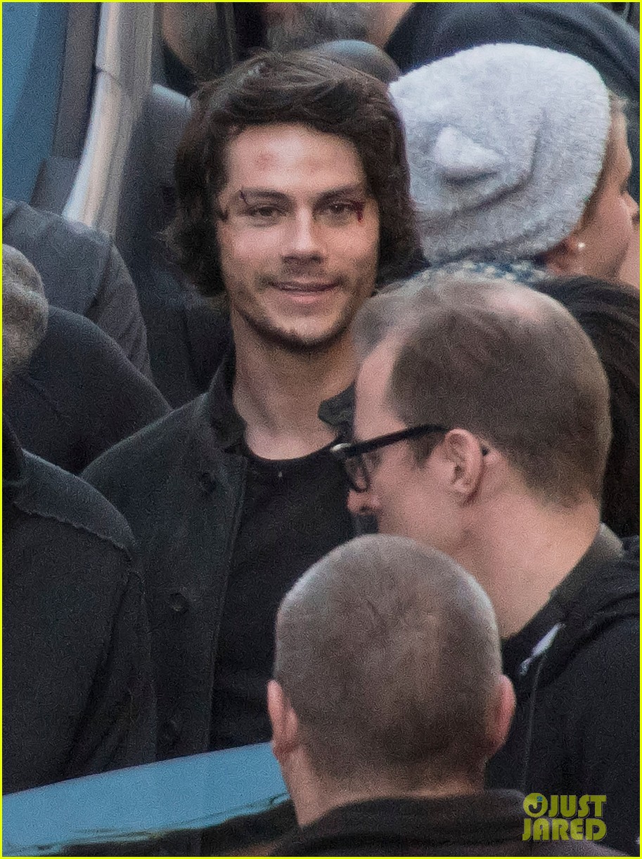 dylan obrien spotted on set for first time since accident 05
