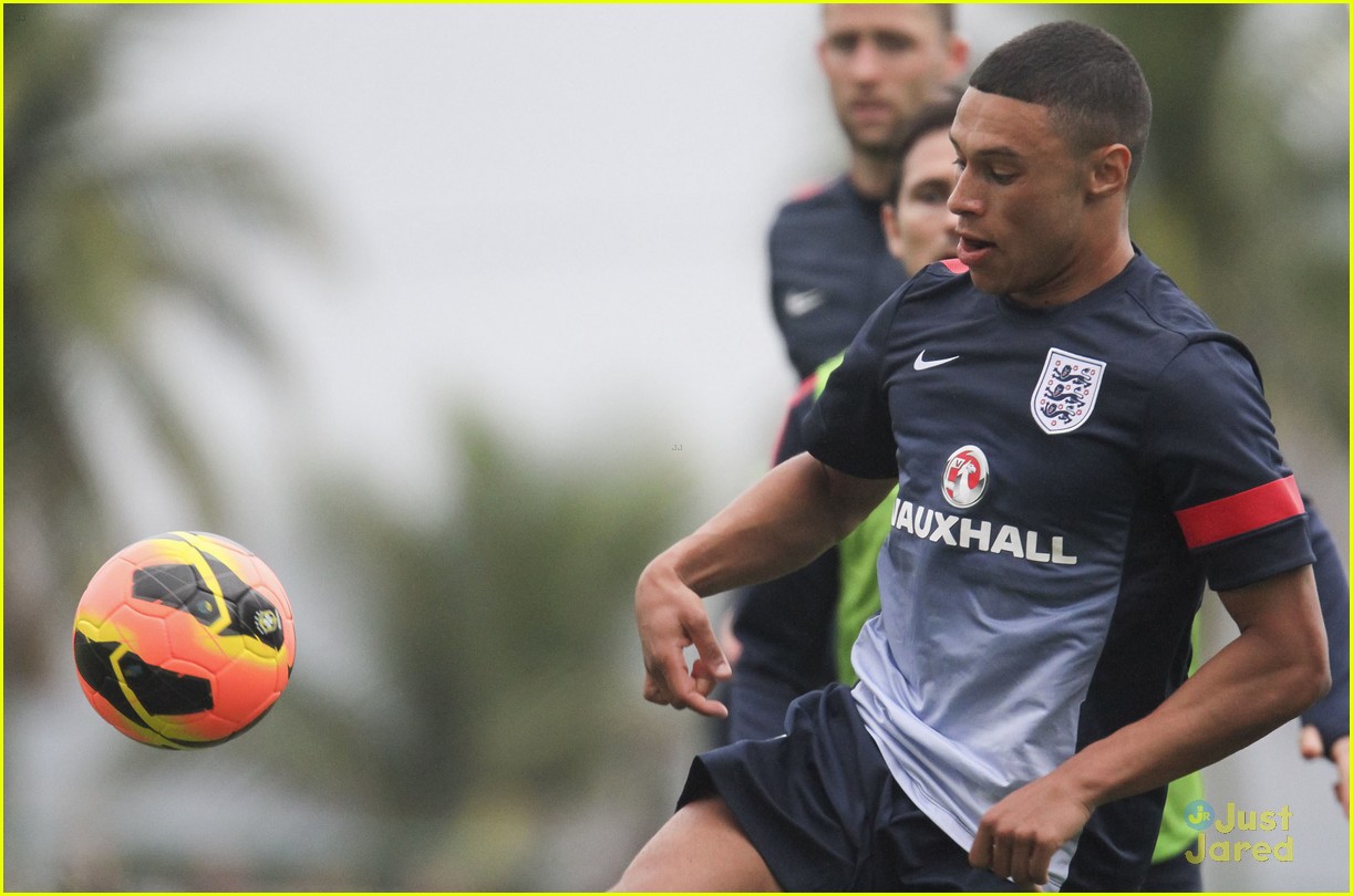 perrie edwards rumored dating alex oxlade chamberlain 02