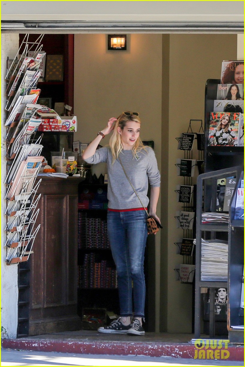 emma roberts hung out with friends and lemurs over the weekend 09