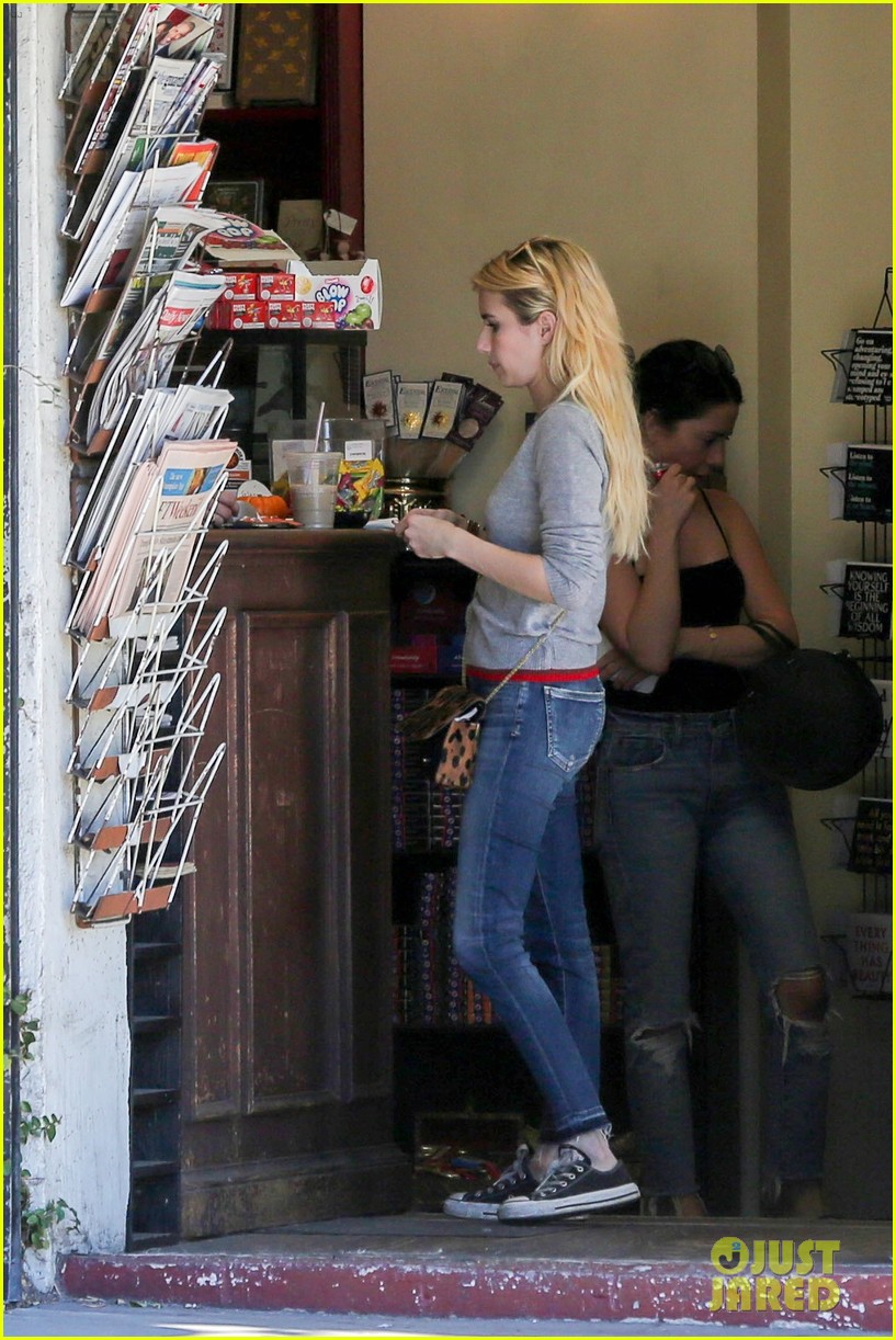 emma roberts hung out with friends and lemurs over the weekend 17
