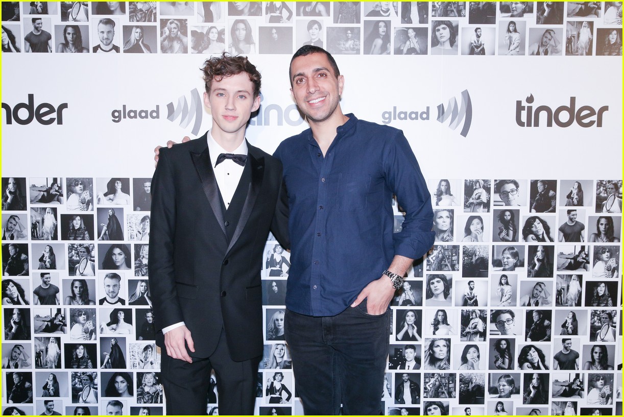 troye sivan celebrates lgbtq squality at tinder and glaad event 06