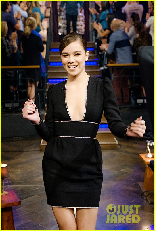 hailee steinfeld sings firework using just the first line 02