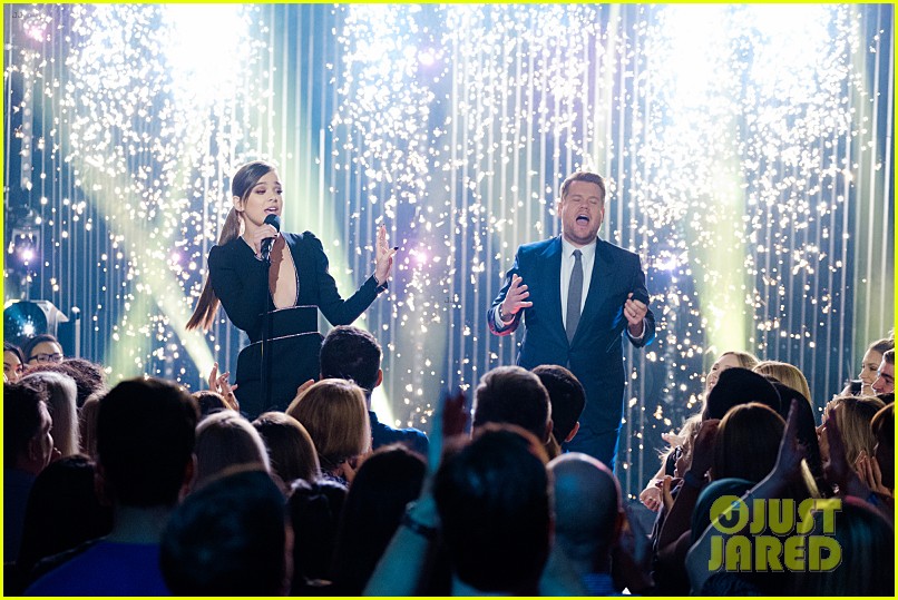 hailee steinfeld sings firework using just the first line 07