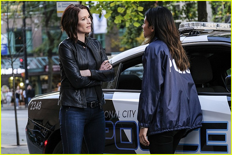 supergirl crossfire photos preview 01