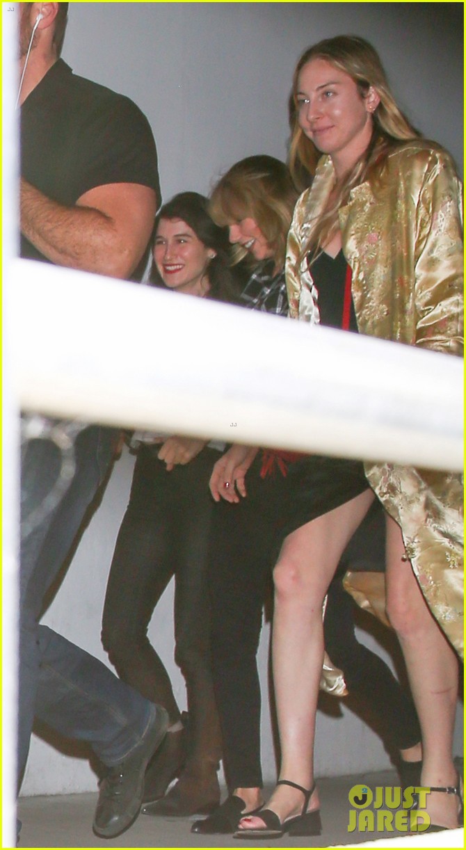 taylor swift catches a private movie screening with friends 03