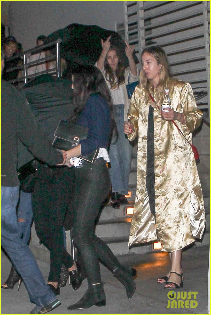 taylor swift catches a private movie screening with friends 05