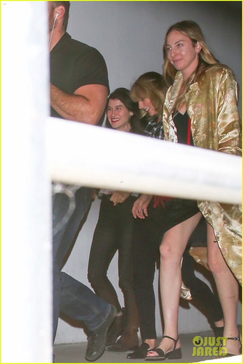 taylor swift catches a private movie screening with friends 09