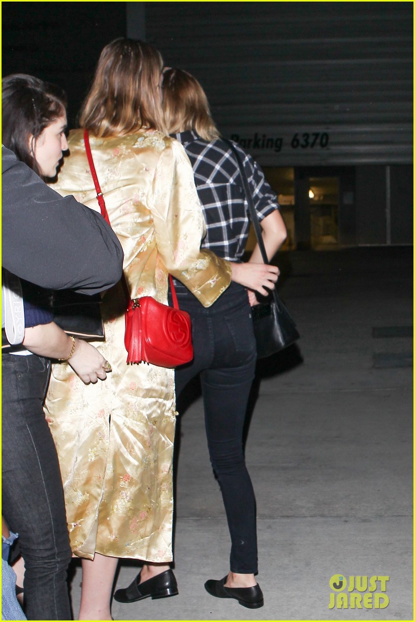 taylor swift catches a private movie screening with friends 10