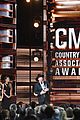 taylor swift returns to cmas to present entertainer of the year 06