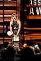 taylor swift returns to cmas to present entertainer of the year 07