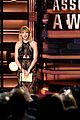 taylor swift returns to cmas to present entertainer of the year 09