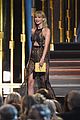 taylor swift returns to cmas to present entertainer of the year 12
