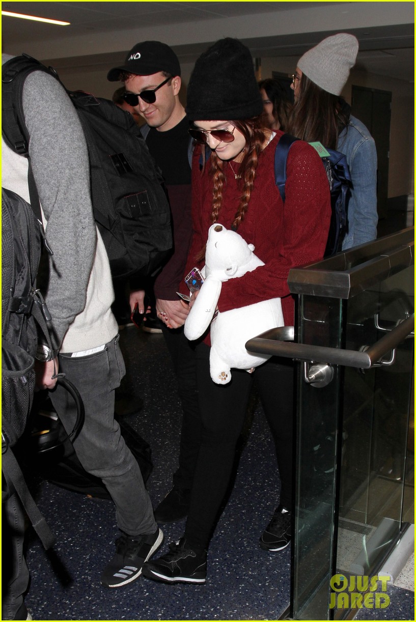 meghan trainor and daryl sabara hold hands while departing lax 05