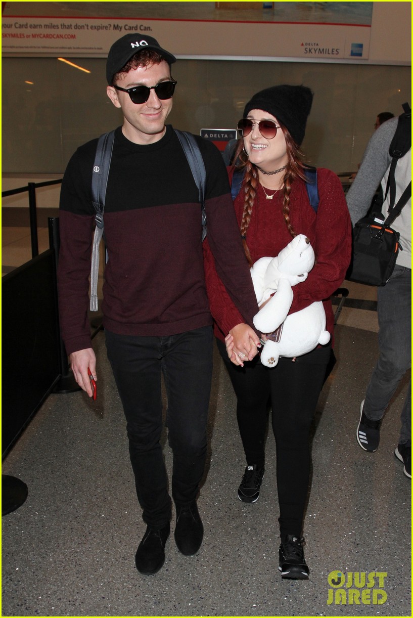 meghan trainor and daryl sabara hold hands while departing lax 06
