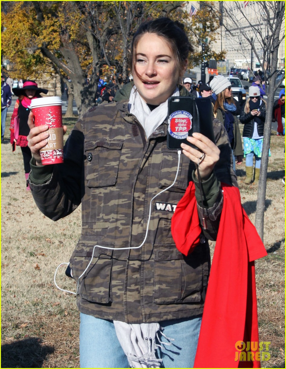 shailene woodley goes live during standing rock march 02