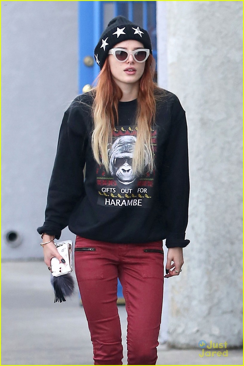bella thorne gifts harambe sweater jinkys lunch 01