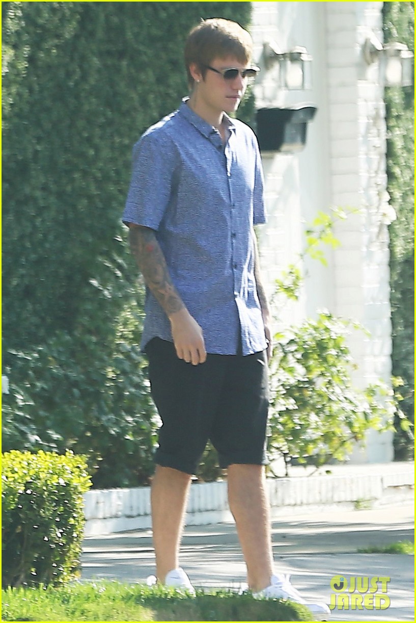 justin bieber is tired of paparazzis stupid questions 06