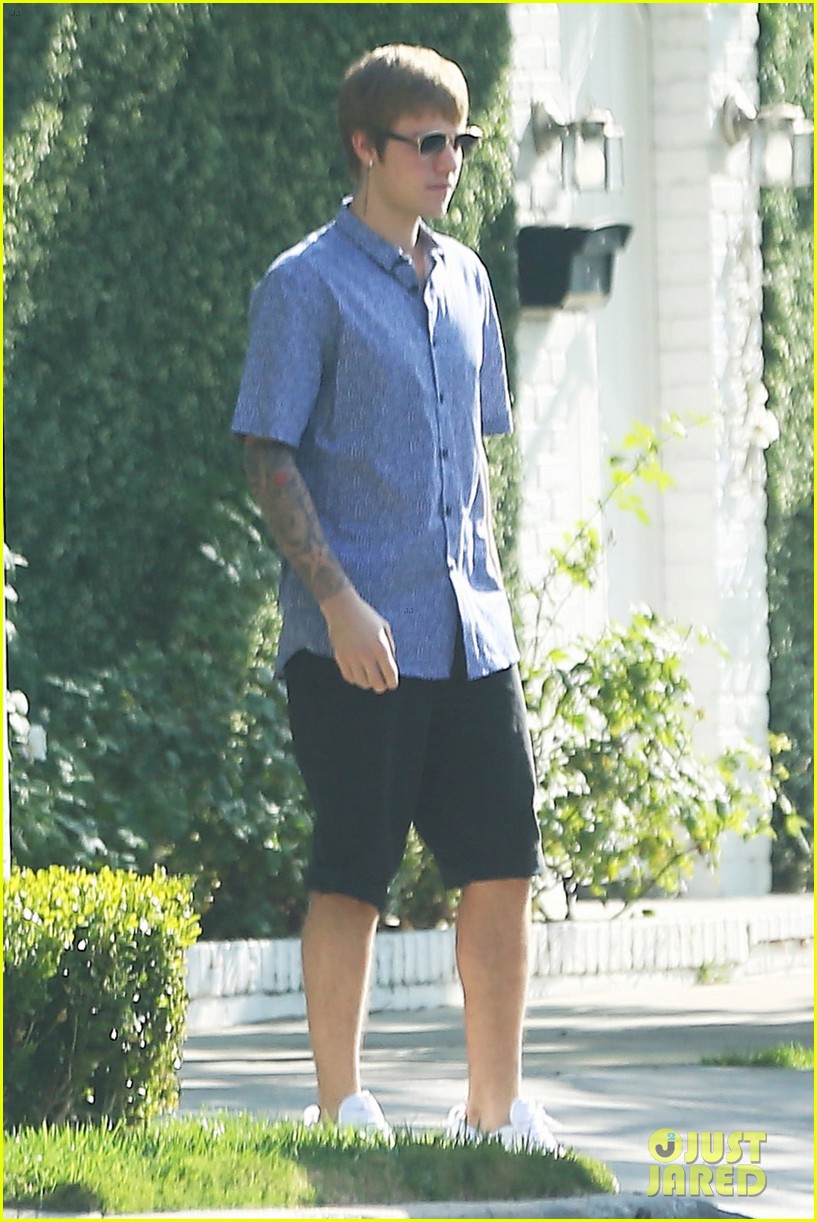 justin bieber is tired of paparazzis stupid questions 07
