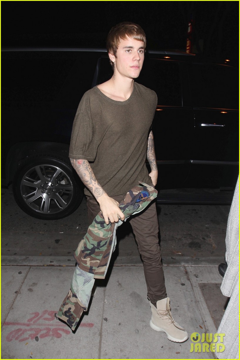 justin bieber asks paparazzi why you gotta yell at me 01