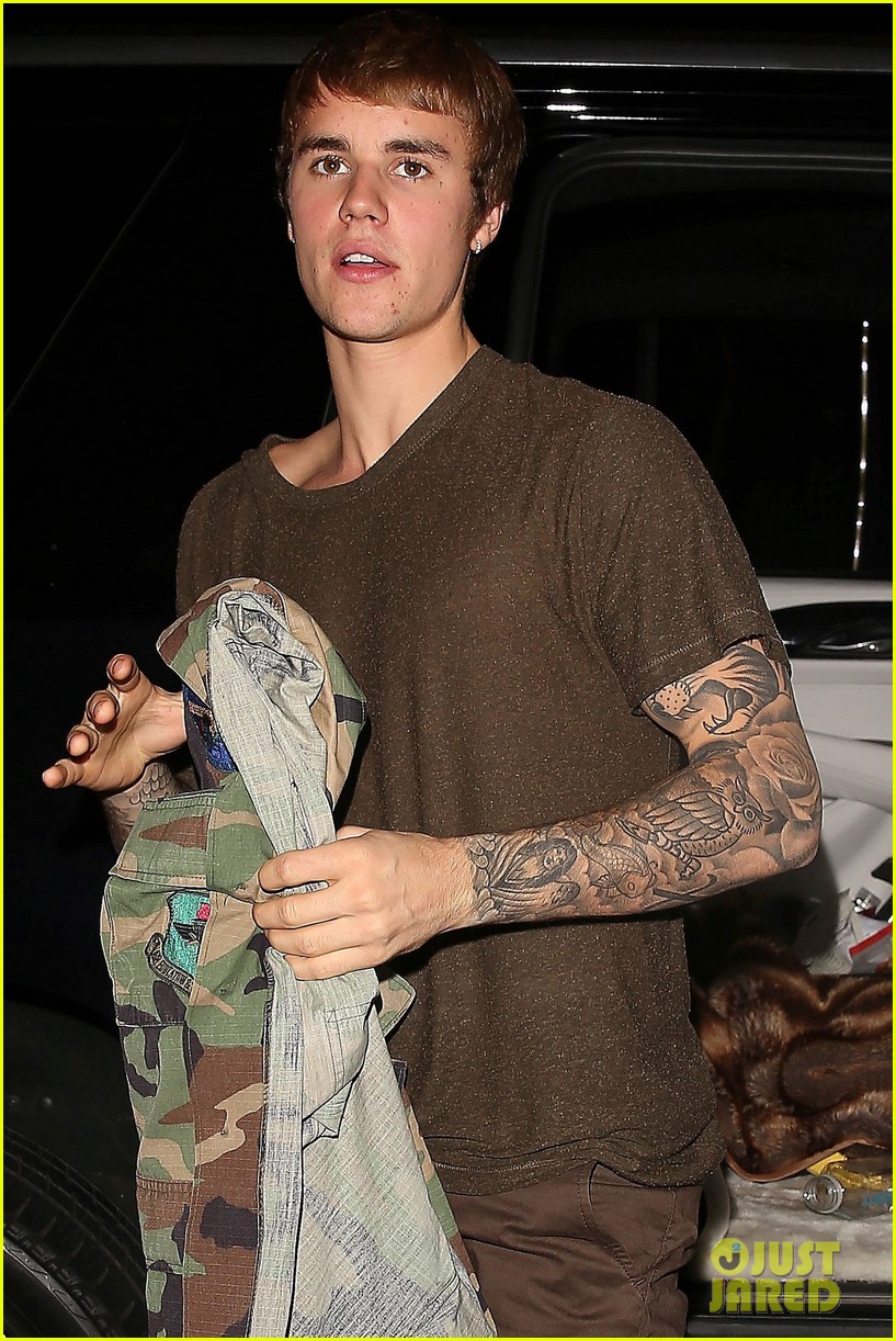 justin bieber asks paparazzi why you gotta yell at me 02