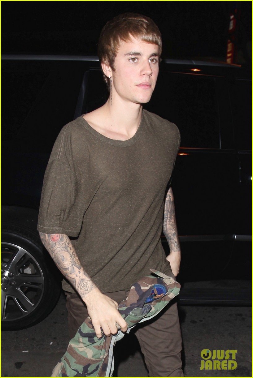 justin bieber asks paparazzi why you gotta yell at me 08