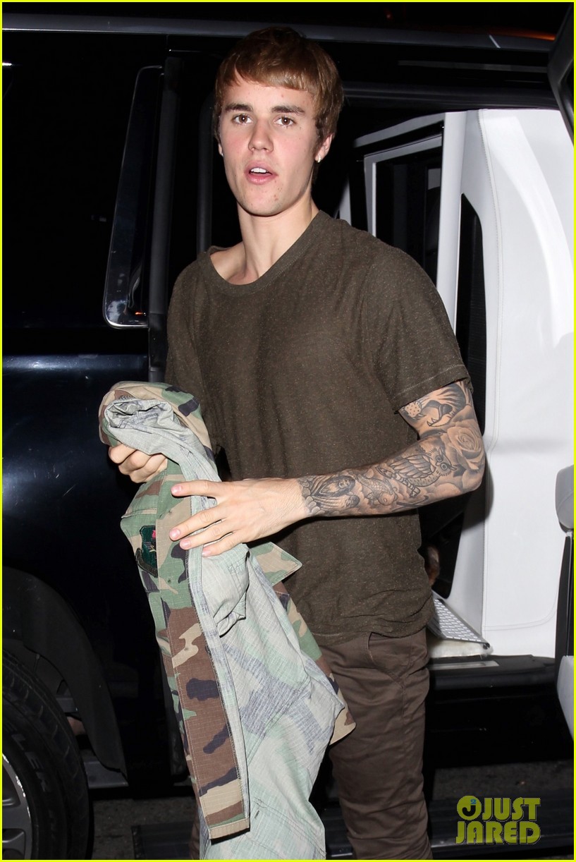justin bieber asks paparazzi why you gotta yell at me 22