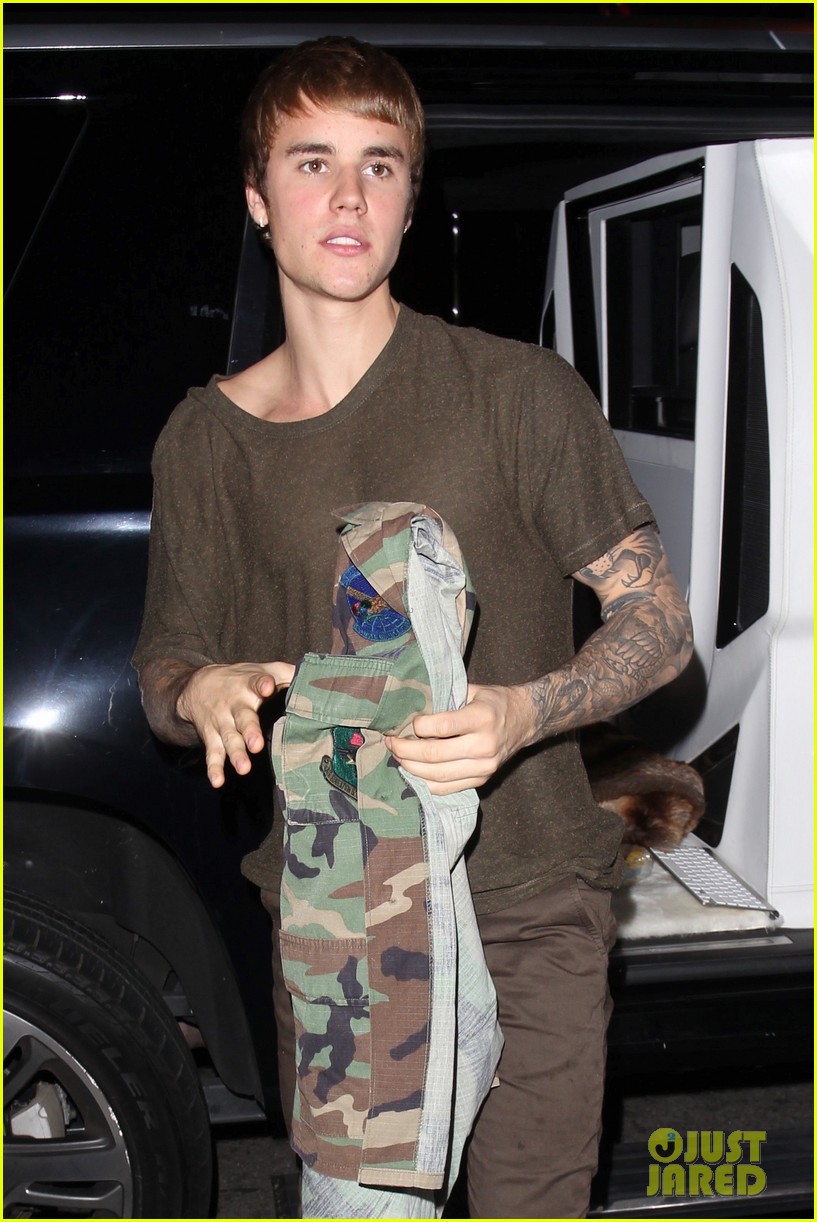 justin bieber asks paparazzi why you gotta yell at me 25