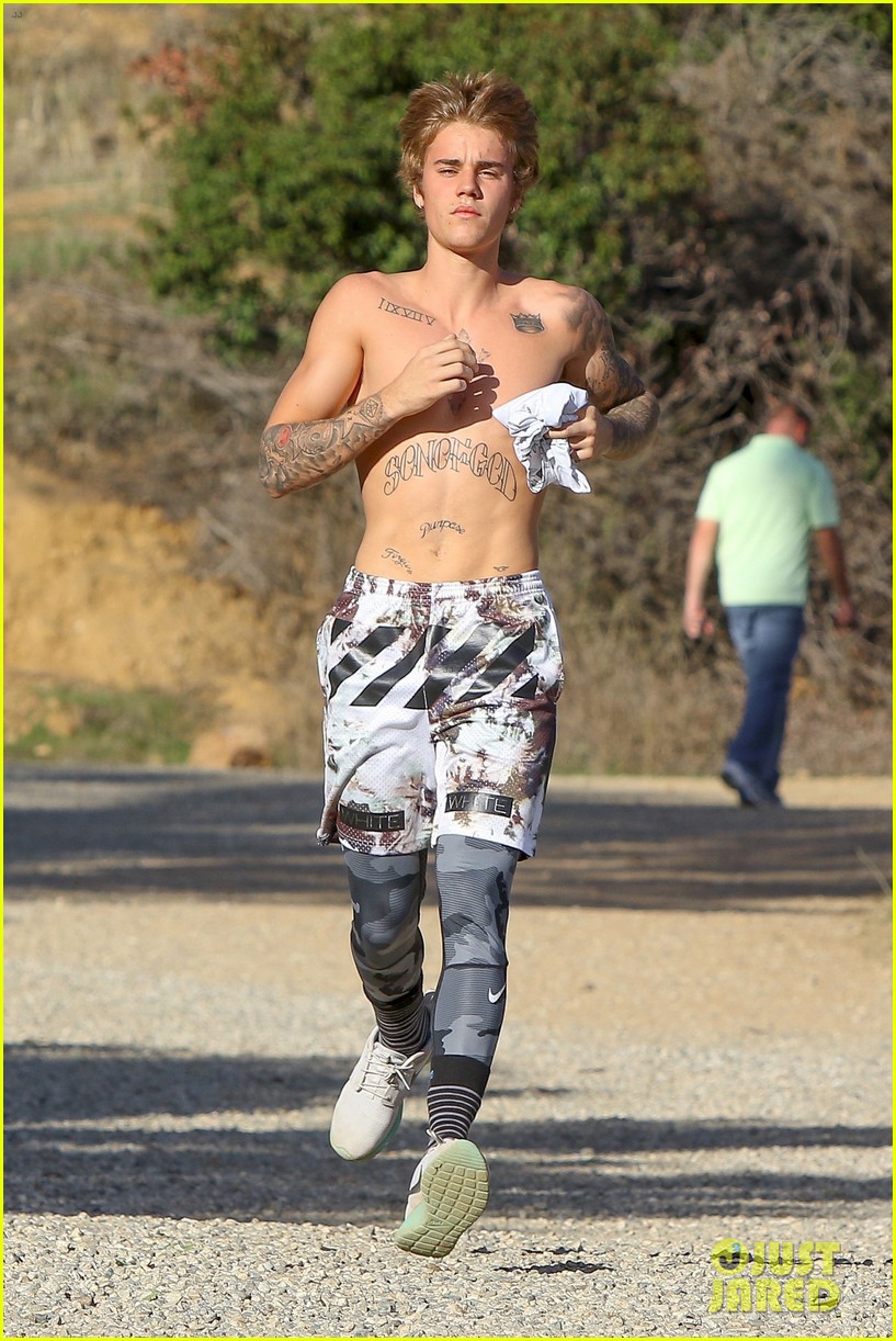 justin bieber goes shirtless for afternoon jog 27